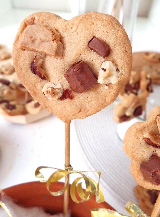 Cookies en forme de coeur aux noisettes et au chocolat noir, chocolat au lait et chocolat blanc
