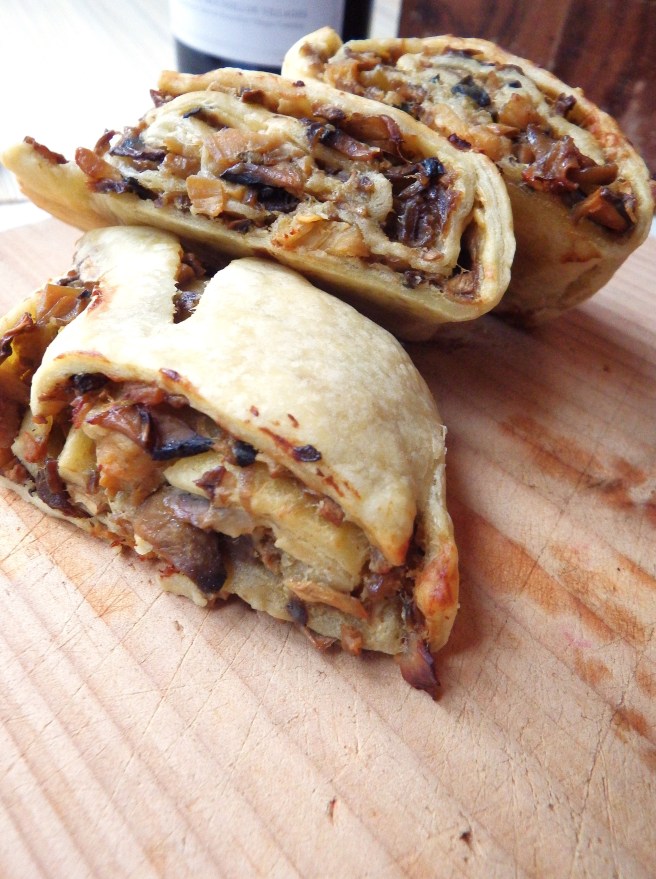 Mini-rouleaux feuilletés de poulet, légumes, fromage et sauce soja