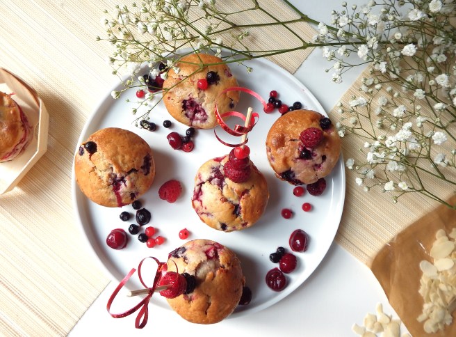 Muffins aux fruits rouges ultra moelleux et décoration aux fruits rouges