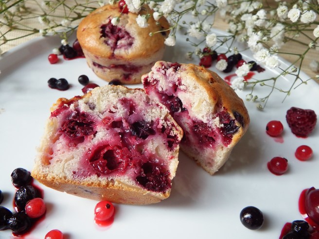 Muffins aux fruits rouges ultra moelleux et décoration aux fruits rouges