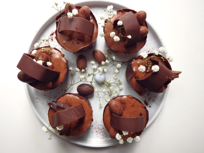 Mousse au chocolat noir de Pâques originale dans des paniers en chocolat et oeufs de Pâques