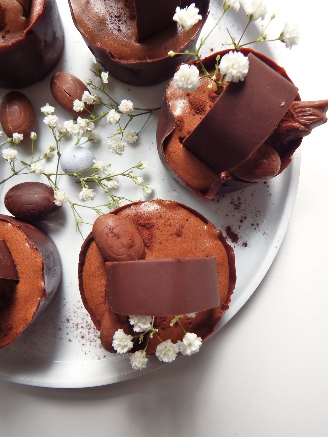 Mousse au chocolat noir de Pâques originale dans des paniers en chocolat et oeufs de Pâques