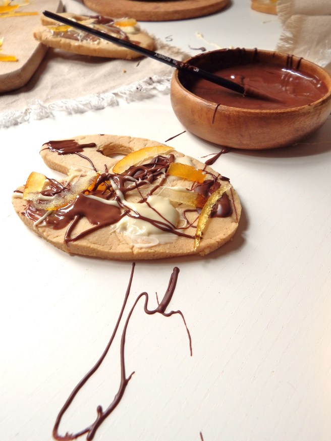 Sablés à la vanille, trois chocolats et oranges confite en forme de palette de peintre