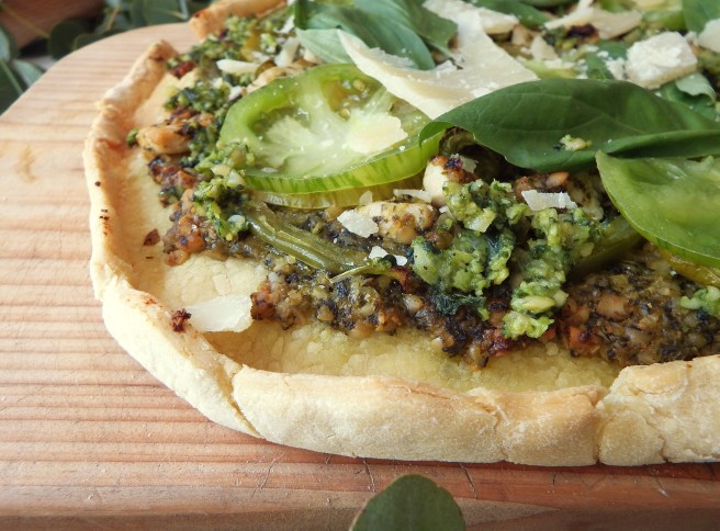 Pizza verte au pesto, tomate verte, poulet, poivron verte, basilic et mozzarella