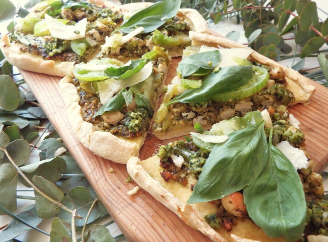 Pizza verte au pesto, tomate verte, poulet, poivron verte, basilic et mozzarella