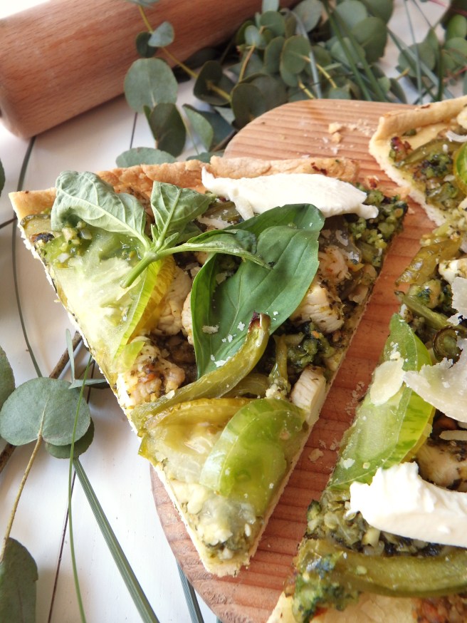 Pizza verte au pesto, tomate verte, poulet, poivron verte, basilic et mozzarella