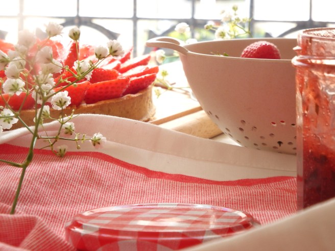 Tarte aux fraises & basilic, avec une pâte sablée aux spéculoos et une crème pâtissière à la vanille