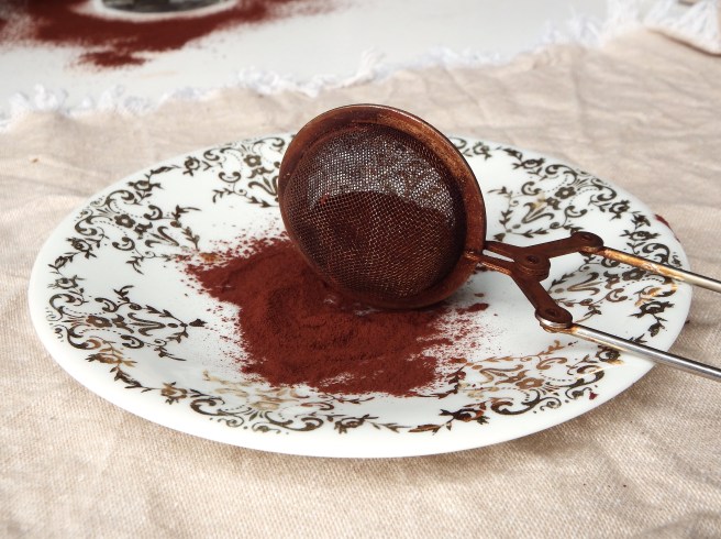 Tiramisu original saupoudré de cacao amer tamisé