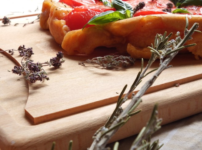Tarte Tatin à la tomate, au chèvre, basilic et thym de Madamcadamia