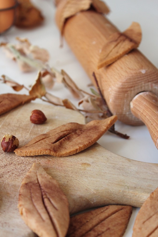 Sablés feuilles d'automne à la noisette, cacao et fève de Tonka