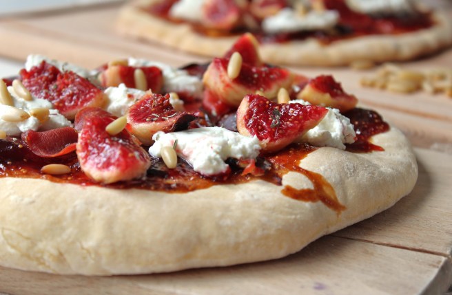 Pizette au confit de figues et figues fraîches, fromage de chèvre, jambon et pignons de pin
