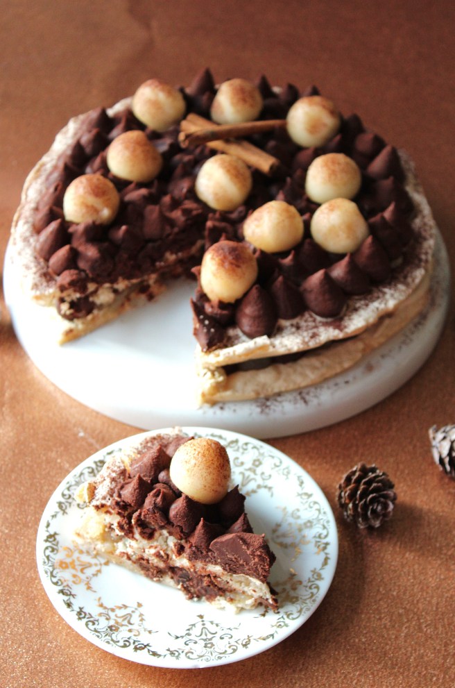 Dessert de fêtes en deux couches de dacquoises, poires & chocolat