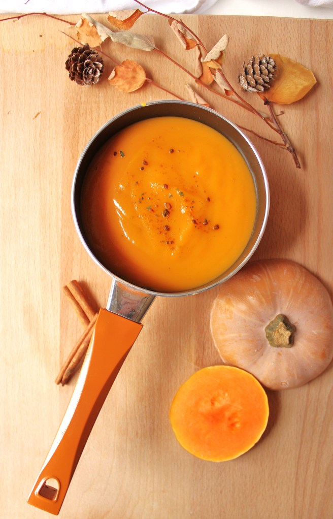 Soupe de butternut, cannelle & patate douce de Madamcadamia à accompagner de petits croûtons ou d'amandes effilées