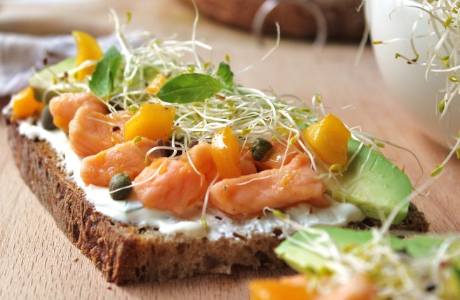 Tartines d'avocat, saumon mariné et mangue