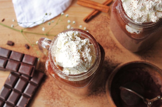 Cacao chaud aux épices d'hiver et crème fouettée