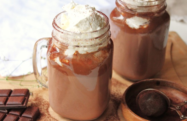 Cacao chaud aux épices d'hivers et crème fouettée