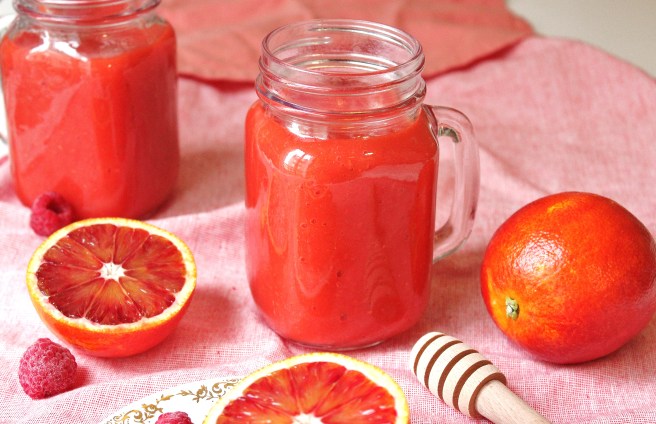 Smoothie vitaminé à l'orange sanguine, framboises et mangue