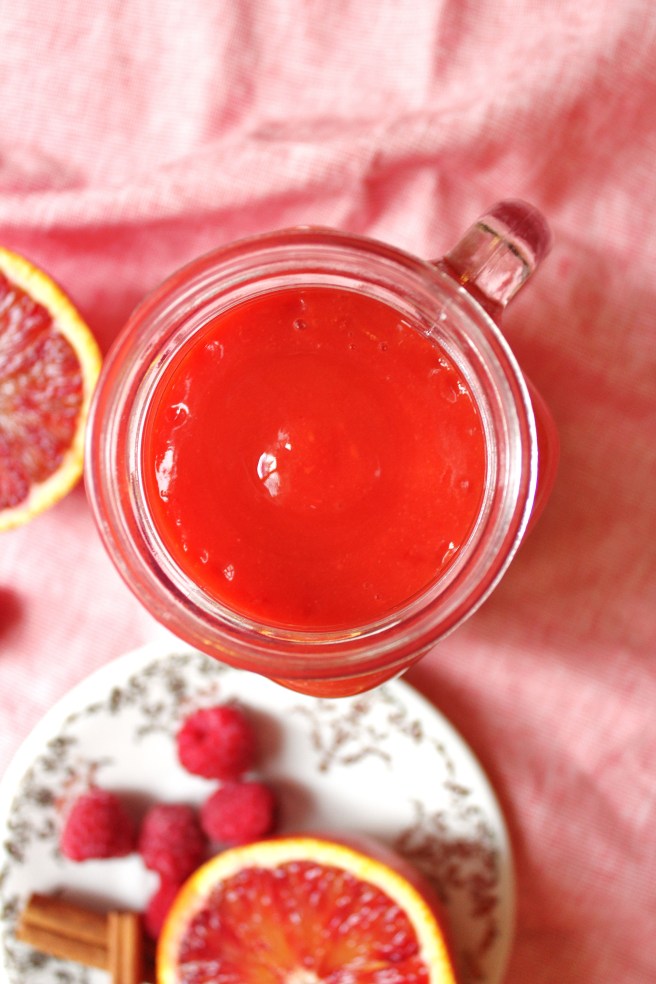 Smoothie vitaminé à l'orange sanguine, framboises et mangue