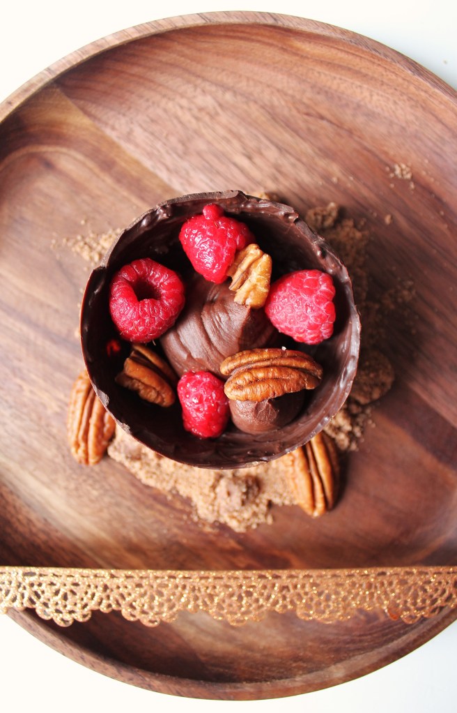 Sphères framboises de Pâques et ganache chocolat et noix de pécan