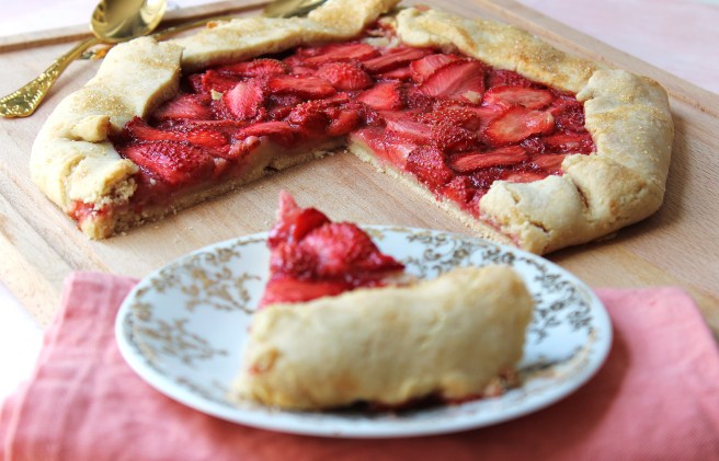 Tarte rustique aux fraises et pâte brisée aux amandes