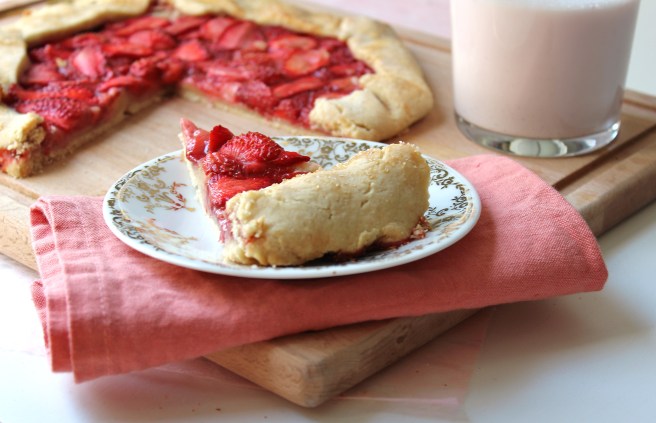Tarte rustique aux fraises et pâte brisée aux amandes