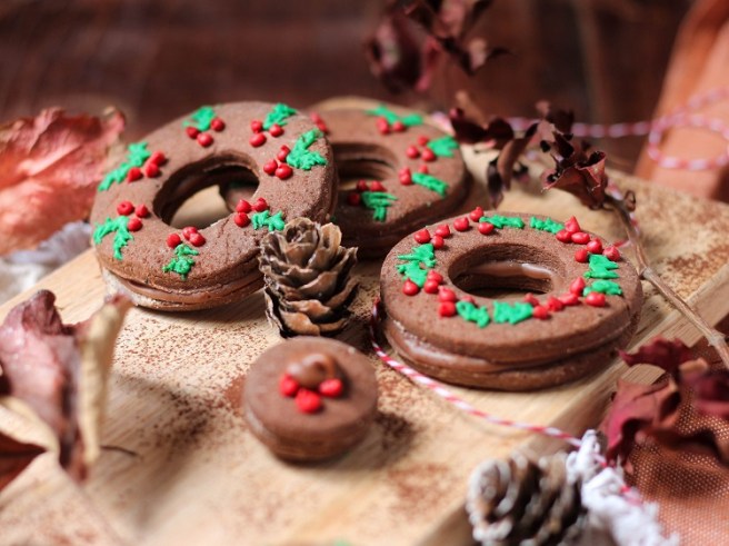 Sablés de Noël "couronnes" façon gingerbread au chocolat Valrhona caramelia