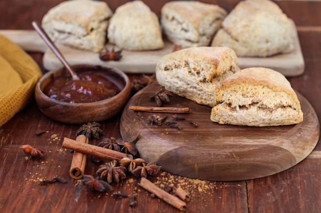 Scones photography - Scones anglais façon pain d'épices, garnis de cream cheese et confiture de fraise