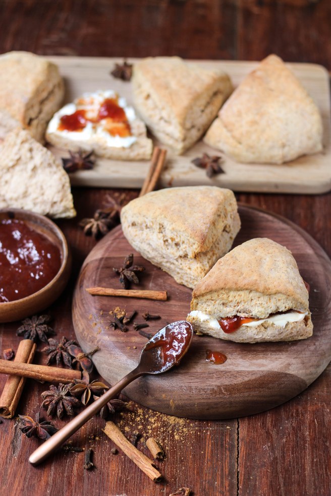 Scones photography - Scones anglais façon pain d'épices, garnis de cream cheese et confiture de fraise