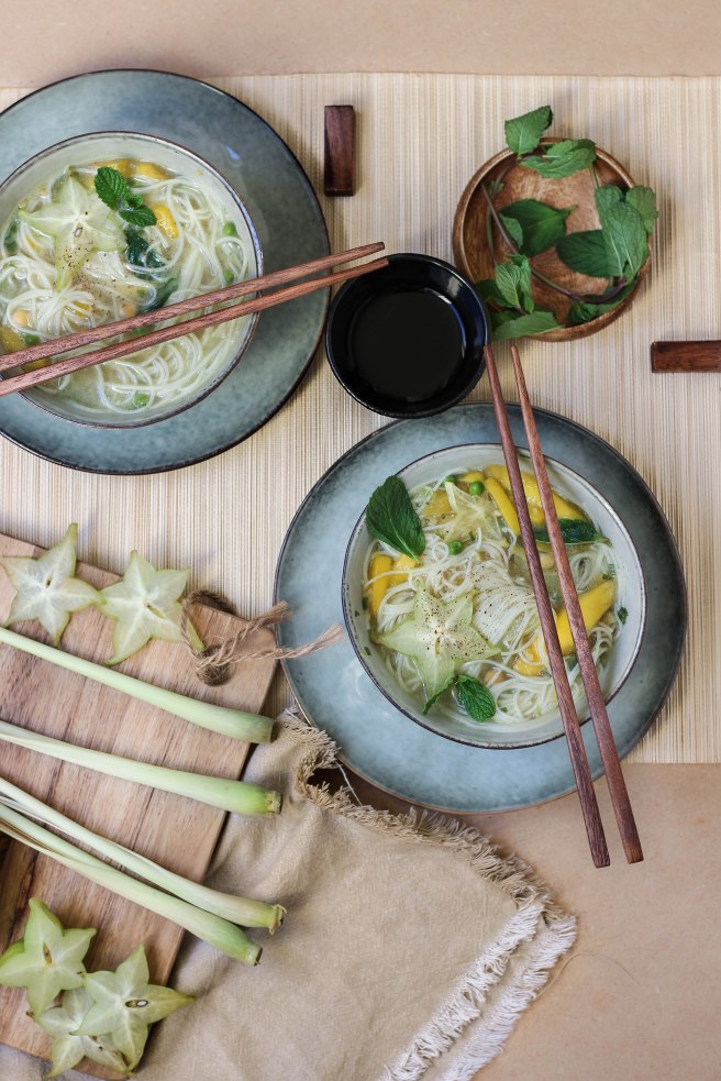 Bouillon thaï photography - Bouillon végétarien salé aux légumes et à la mangue