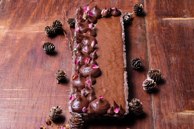 Tarte mousse au chocolat et ganache chocolat noir, décoration boutons de roses séchés - Dessert de Noël