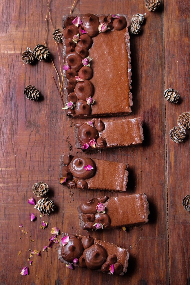 Tarte mousse au chocolat et ganache chocolat noir, décoration boutons de roses séchés - Dessert de Noël