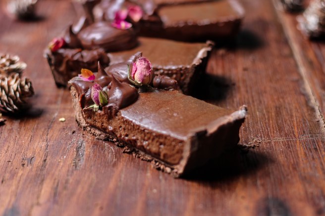 Tarte mousse au chocolat et ganache chocolat noir, décoration boutons de roses séchés - Dessert de Noël