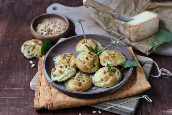Gougères au basilic, Ossay Iraty et pignons grillés pour l'apéritif - photography