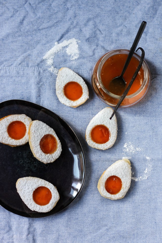 Sablés de Pâques oeufs vanille et confiture d'abricots - photography