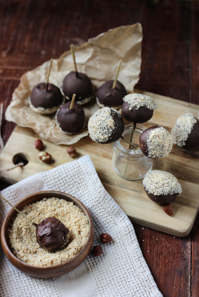 Sucettes fondantes de Pâques au praliné et noisettes, enrobées de chocolat noir - photography
