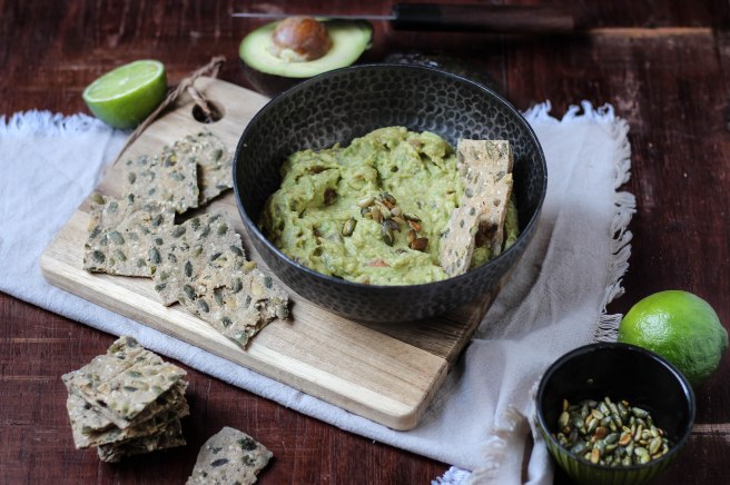 Guacamole et crackers au sarrasin et graines de courges - photography