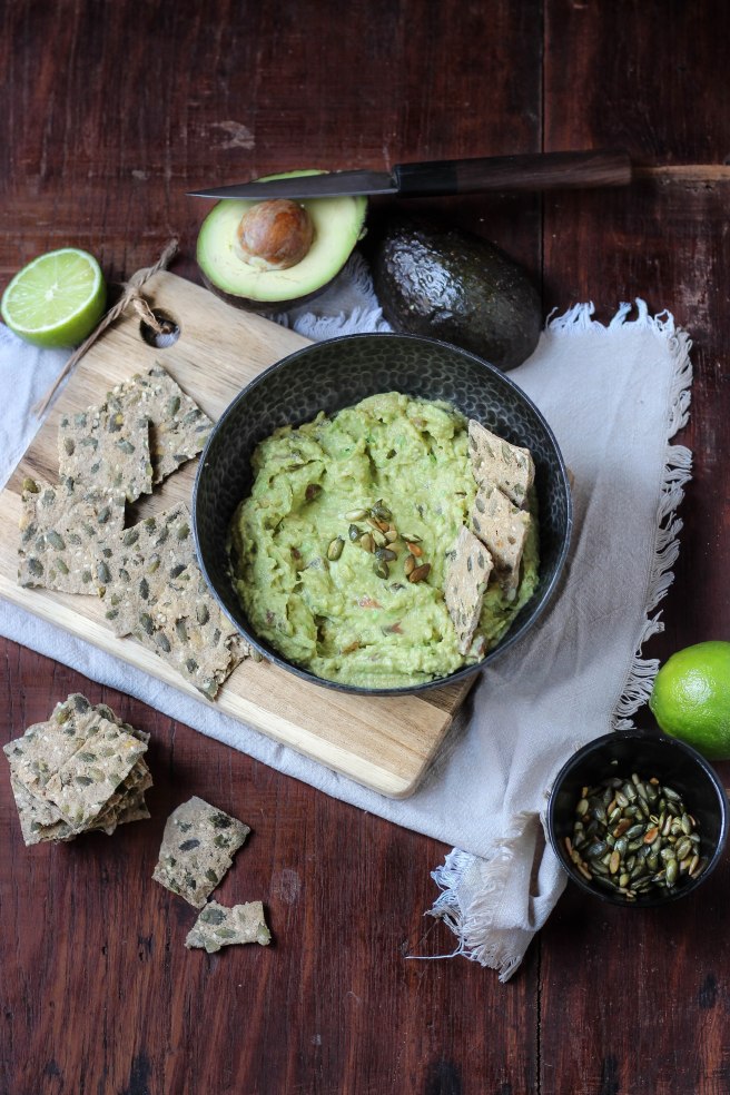 Guacamole et crackers au sarrasin et graines de courges - photography