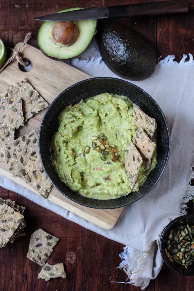 Guacamole et crackers au sarrasin et graines de courges - photography
