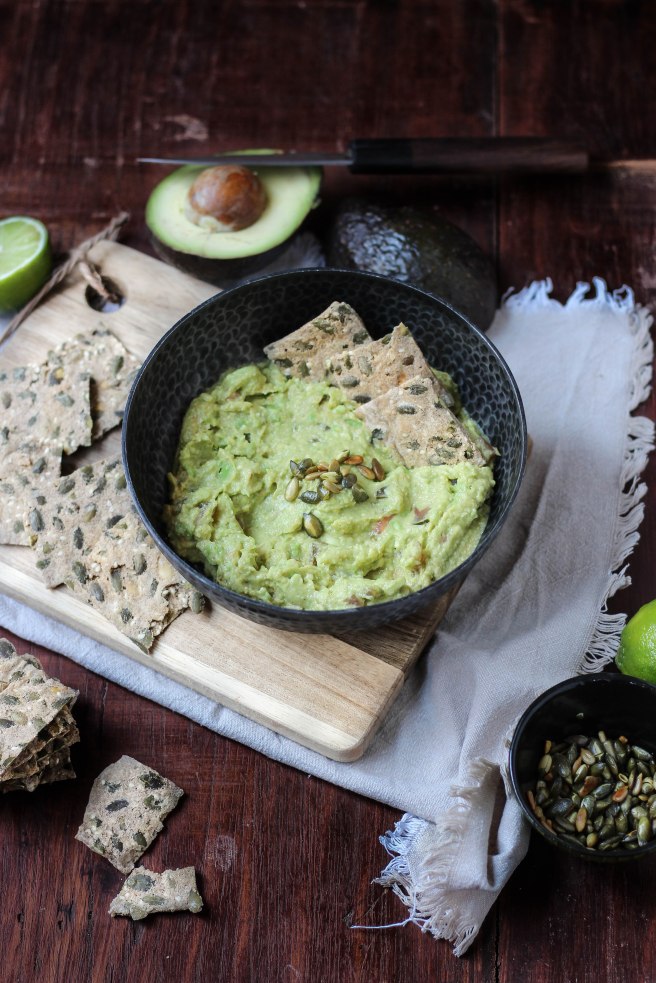Guacamole et crackers au sarrasin et graines de courges - photography