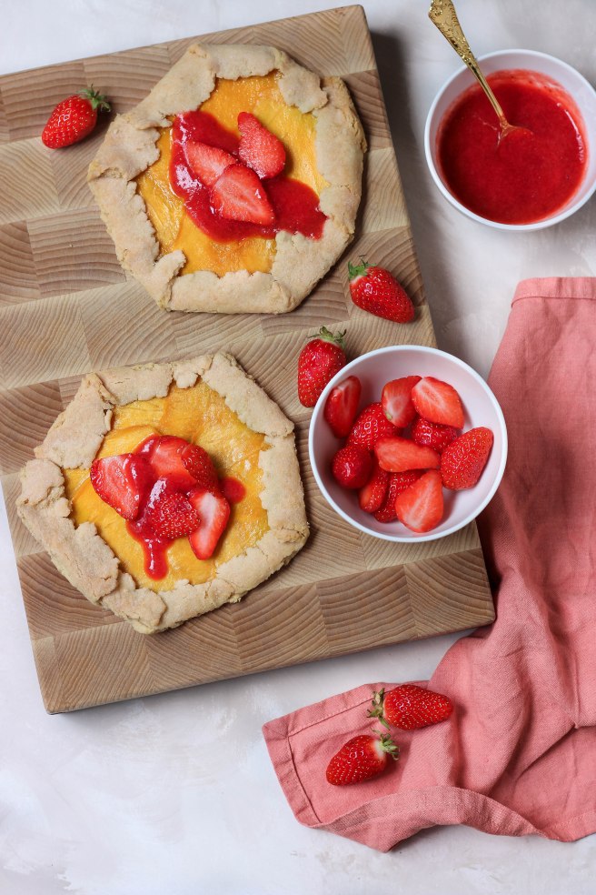mini tartes rustiques à la mangue et sirop de fraise - photography