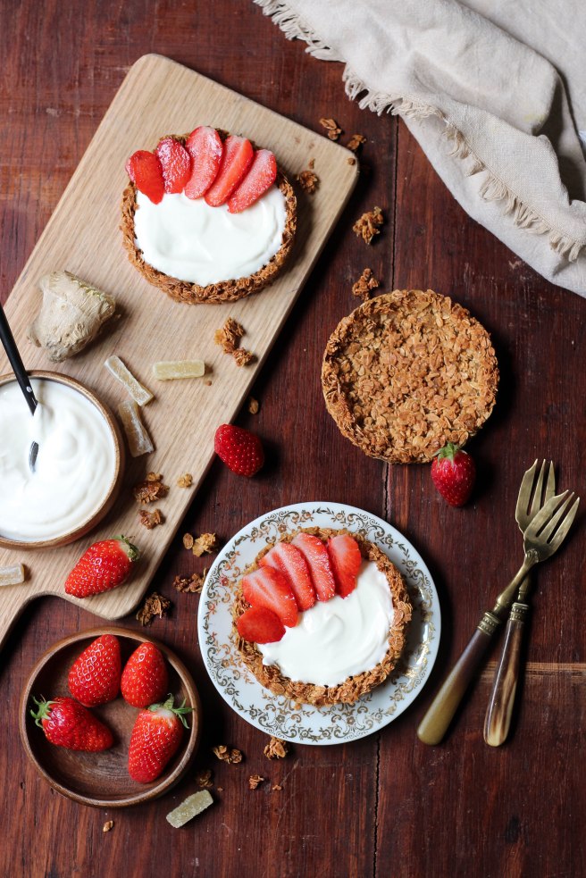 Tartelettes flocons d'avoine, gingembre et fraises - photography petit déjeuner