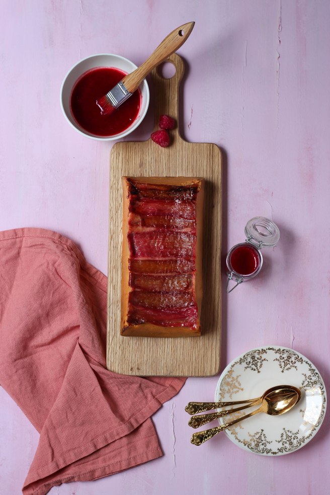 Upside-down cake à la rhubarbe et sauce rose - photography