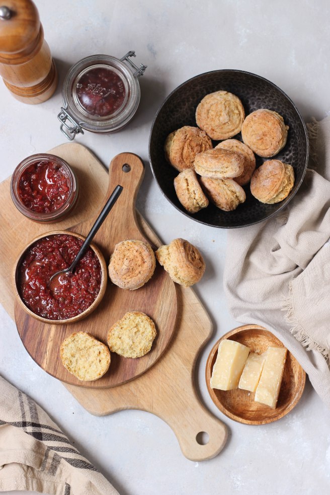 Scones salés au pecorino pour l'apéritif et tapenade - photography