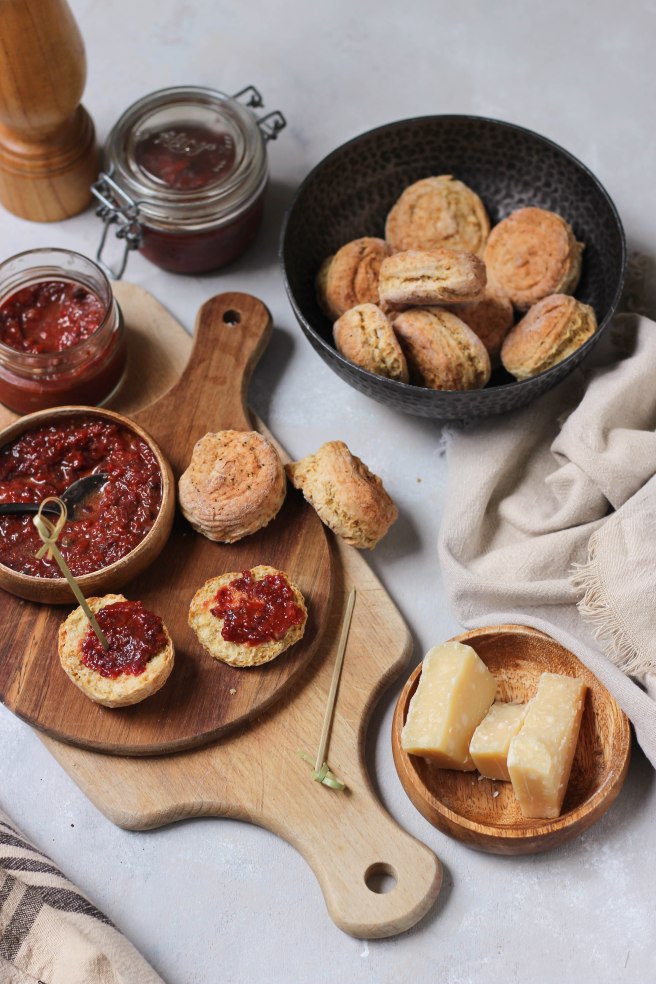 Scones salés au pecorino pour l'apéritif et tapenade - photography