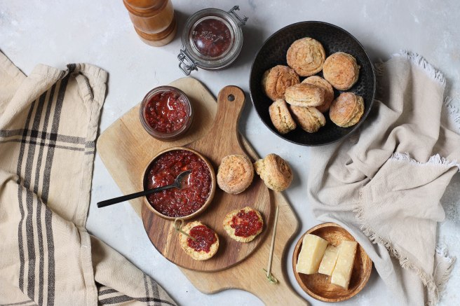 Scones salés au pecorino pour l'apéritif et tapenade - photography