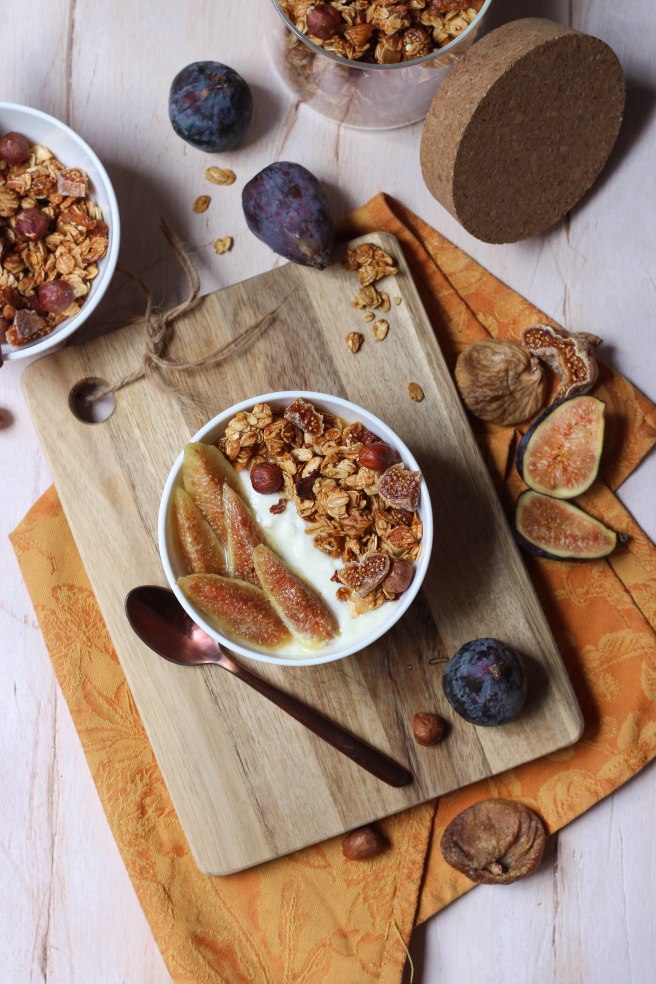 Granola d'automne figues & noisettes - breakfast photography