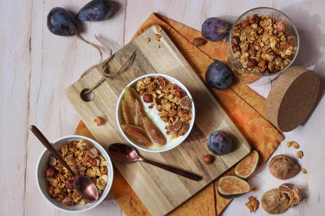 Granola d'automne figues & noisettes - breakfast photography