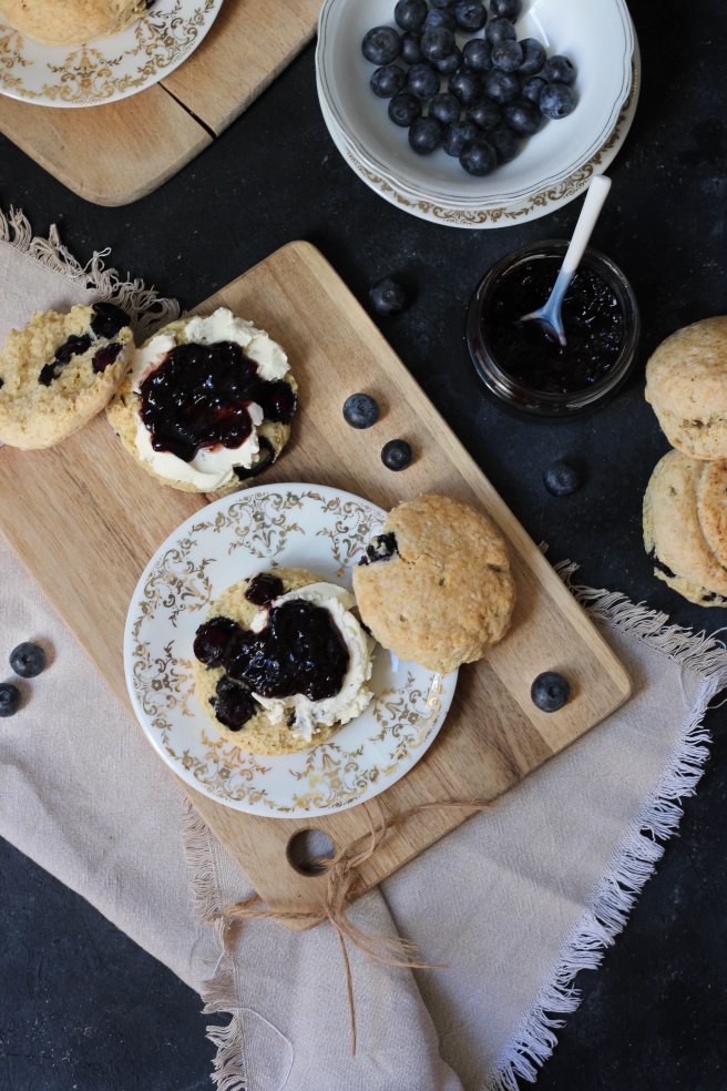 Scones aux myrtilles - breakfast photography
