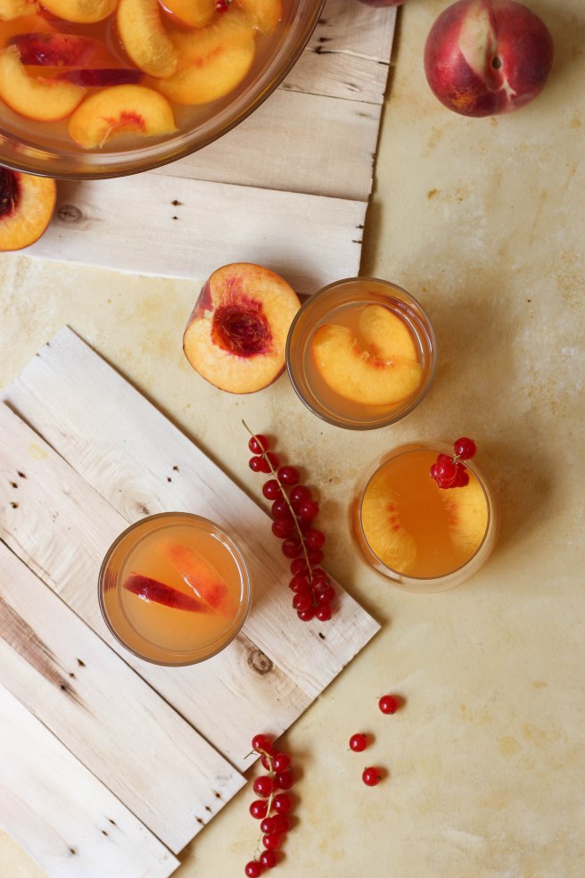 Sangria blanche à la pêche et aux groseilles - cocktail photography