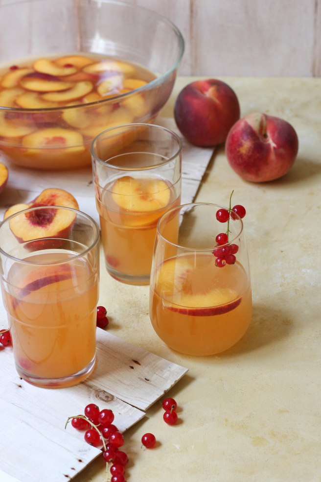 Sangria blanche à la pêche et aux groseilles - cocktail photography